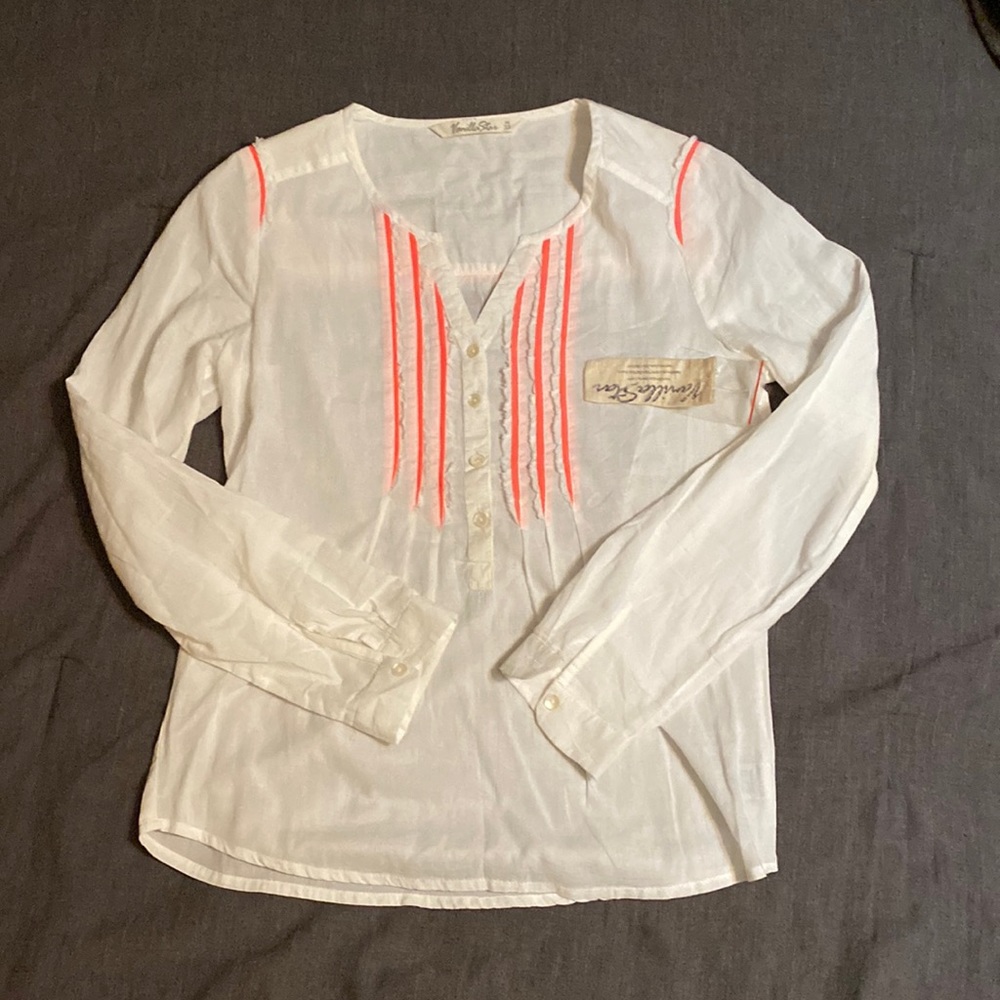 Women’s vanilla star lightweight long sleeve shirt.